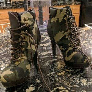 Camo combat with zip heel